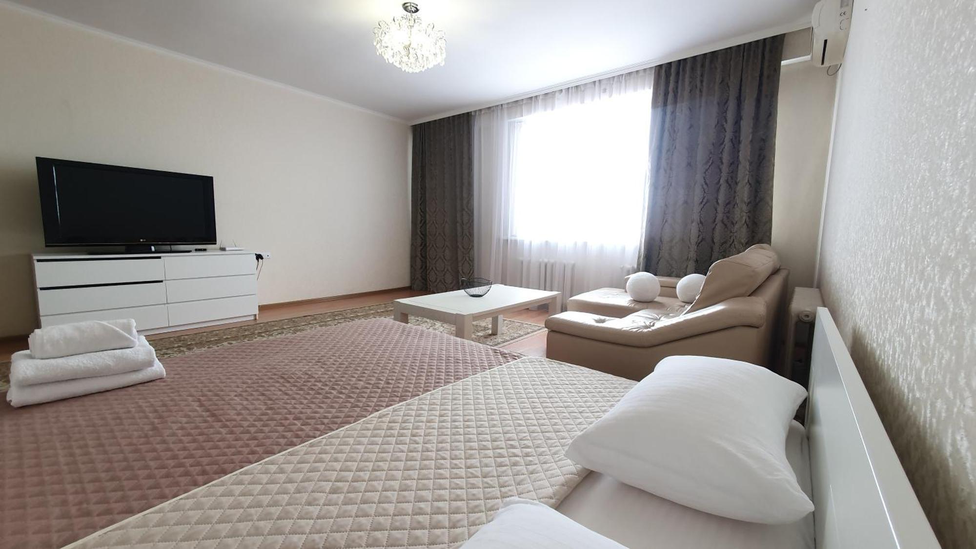 36 3х комн кв на 1-8 человек с шикарным видом на байтерек Apartment